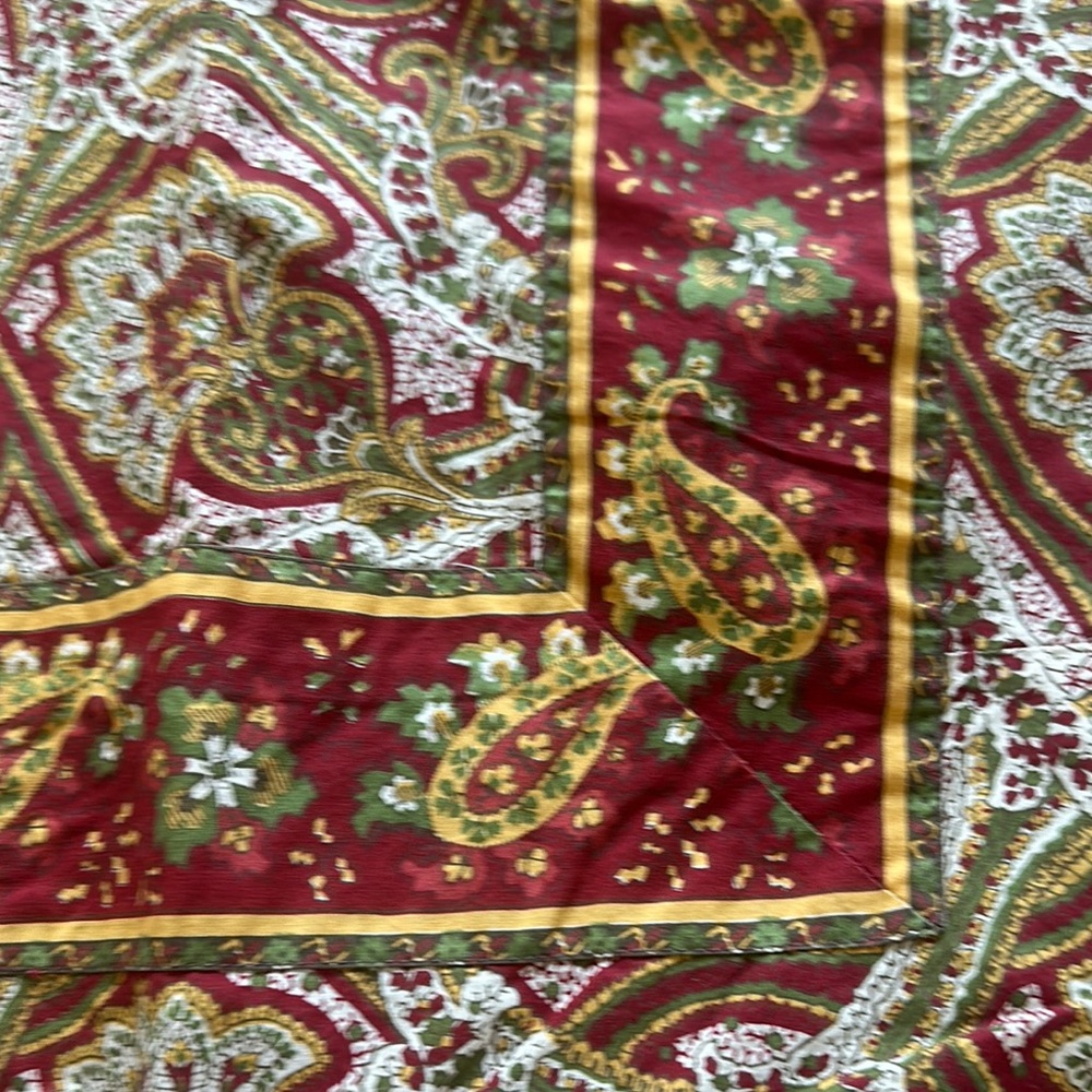 Williams Sonoma 100% cotton beautiful Elegant Paisley Patterned tablecloth